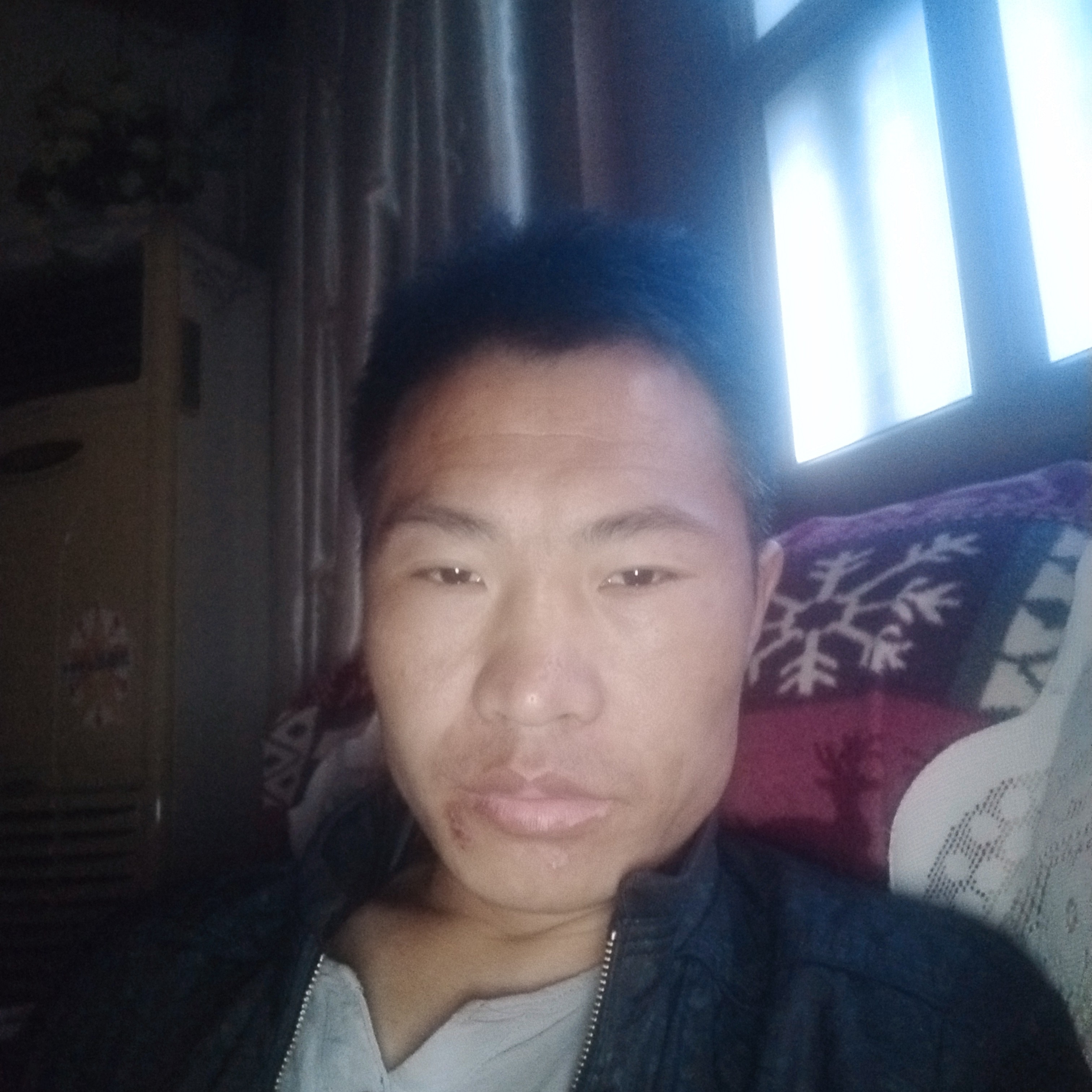 俊逸挽手黄蜂的照片