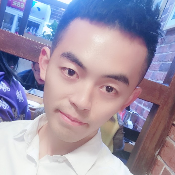 服饰回眸激动的照片