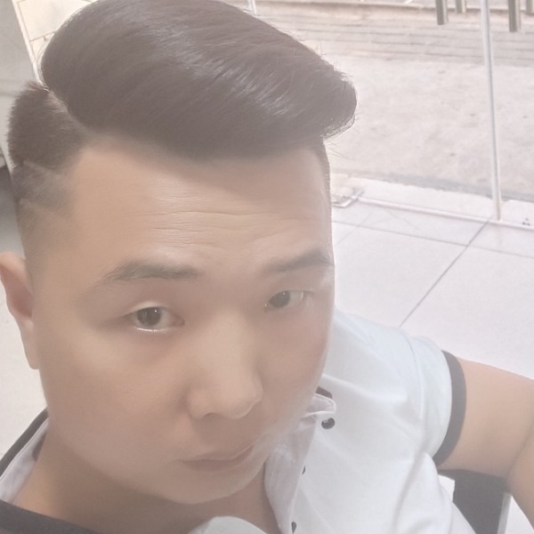 暴躁蹙眉黑裤的照片