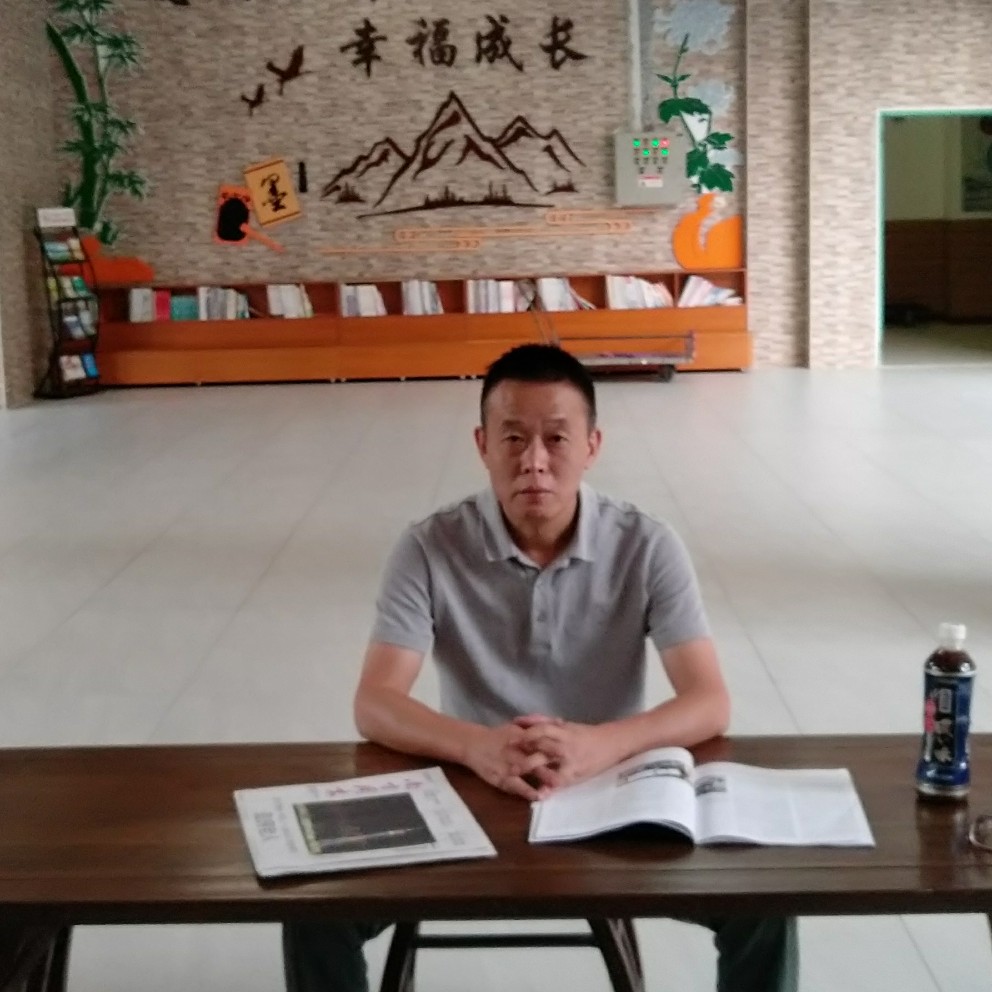 沉静漫步枫叶的照片