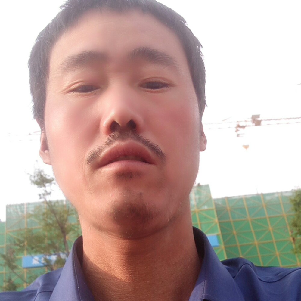 淡然浅吻的剩男的照片