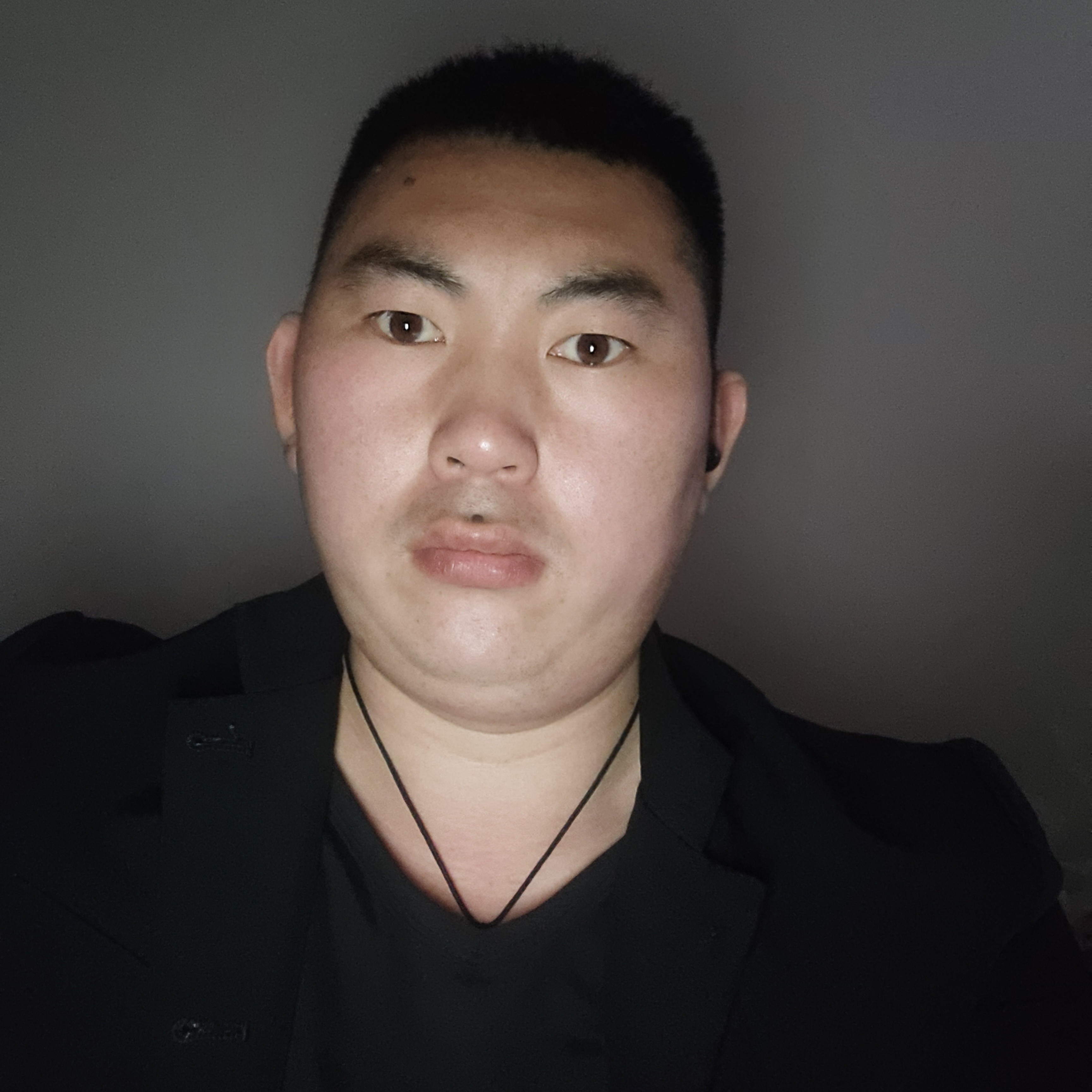 小伙漫步单纯的照片