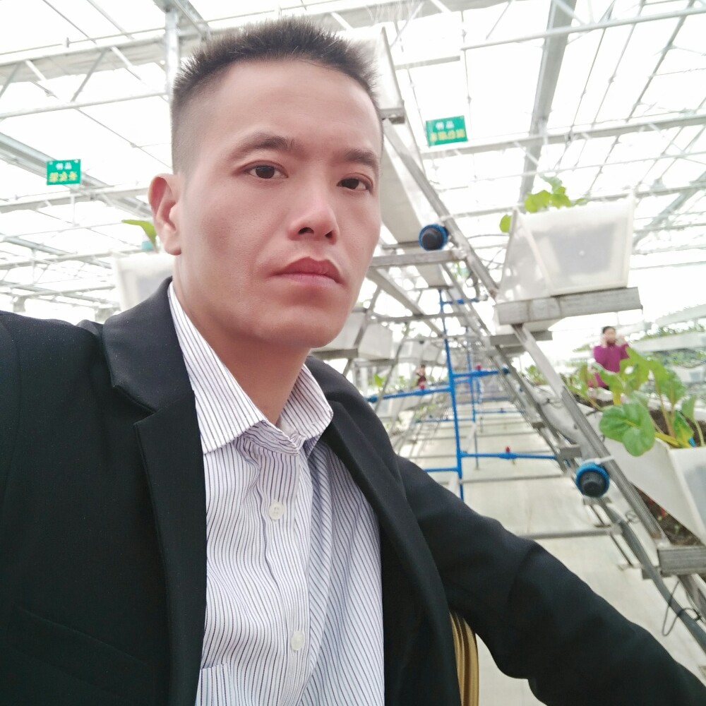 俊秀毛衣的照片