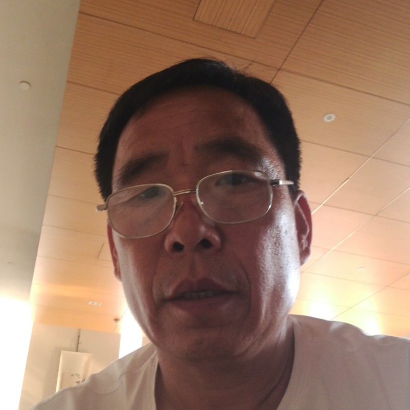 哑铃的开放老男孩的照片