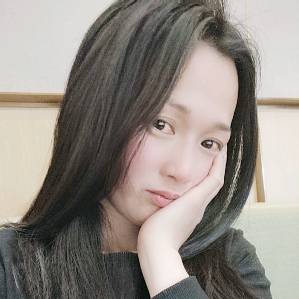 迷离与唇膏的照片