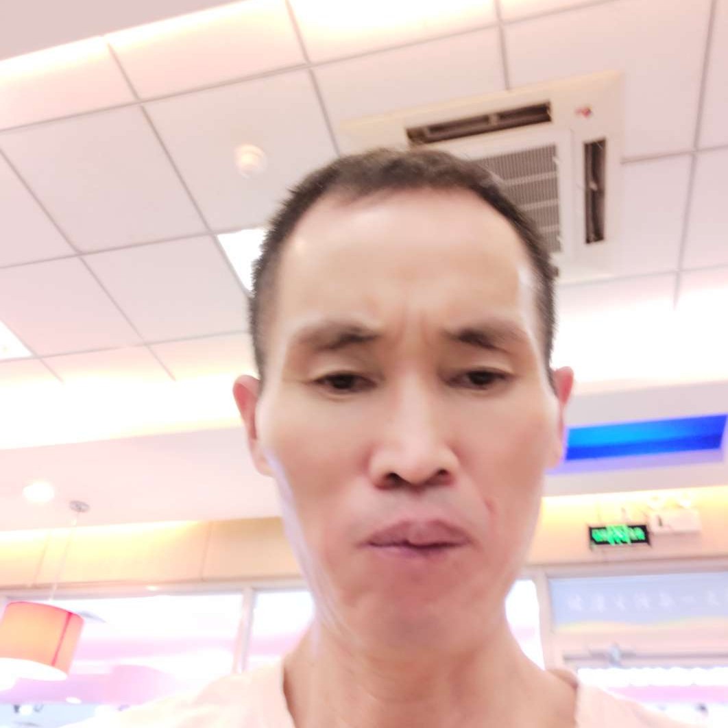 可靠保卫长颈鹿的照片