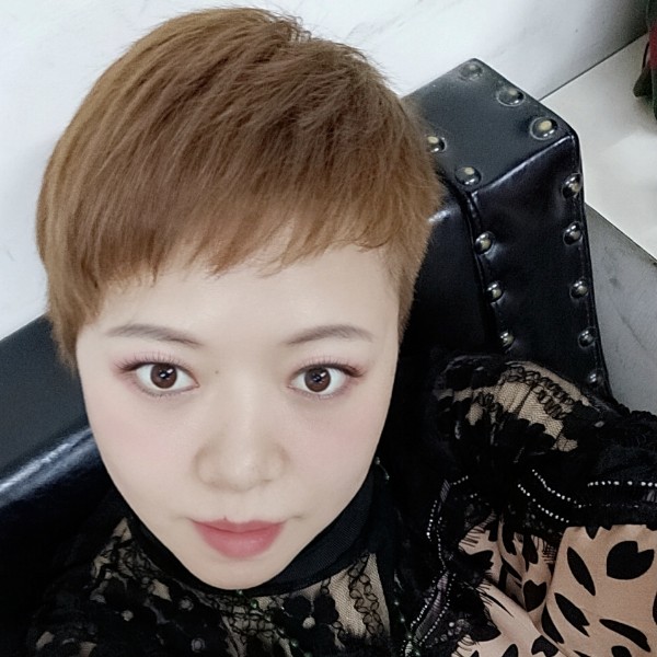 风雨中的女人的照片