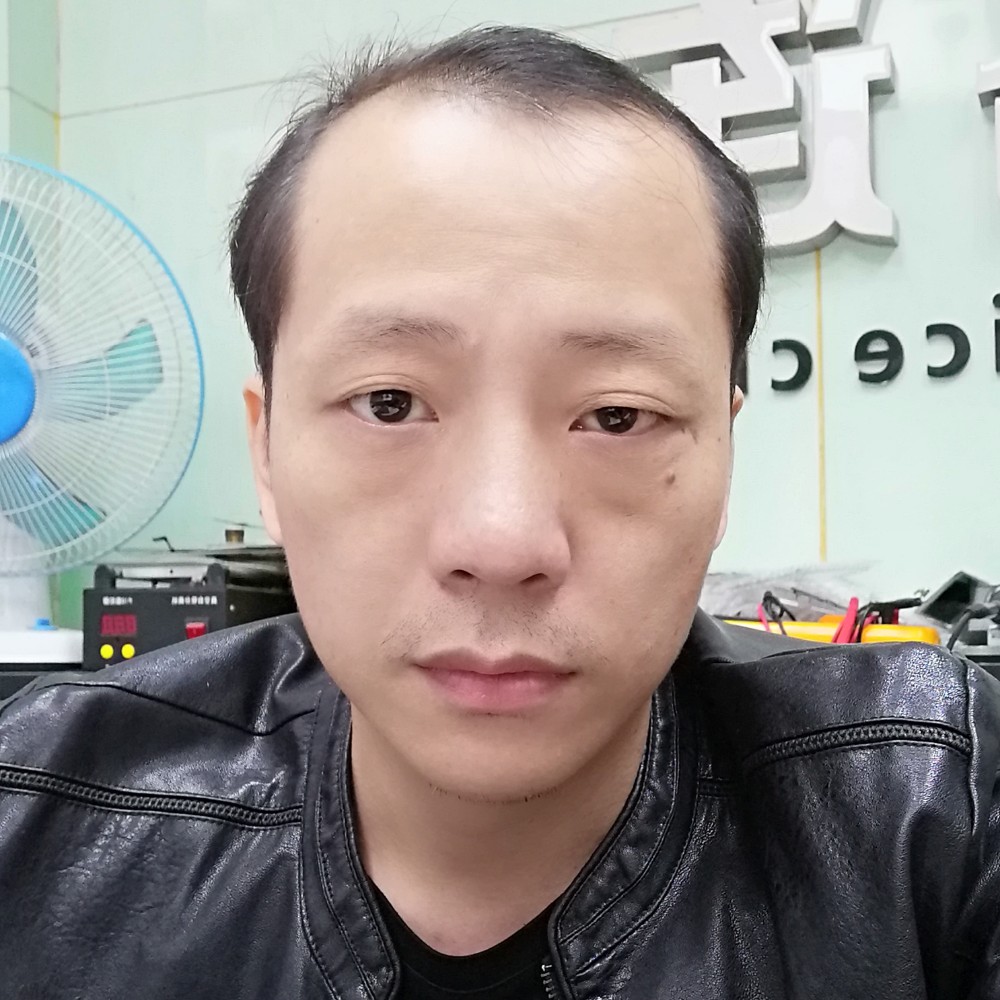 优雅用白开水的照片