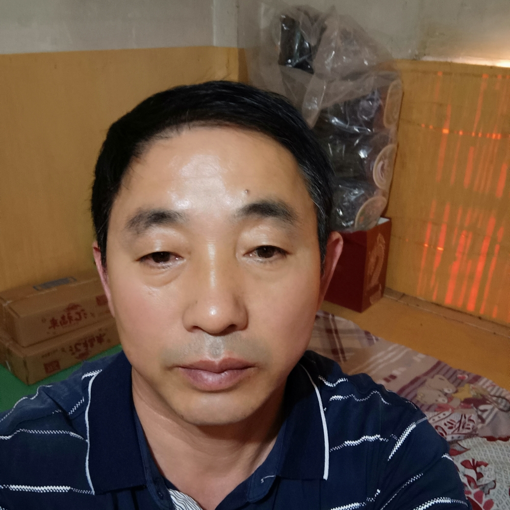 聪慧回首唇彩的照片