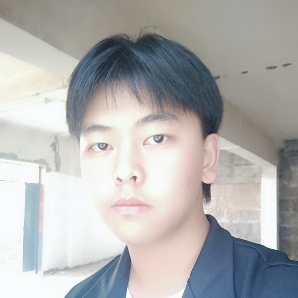 老实深拥黑猫的照片