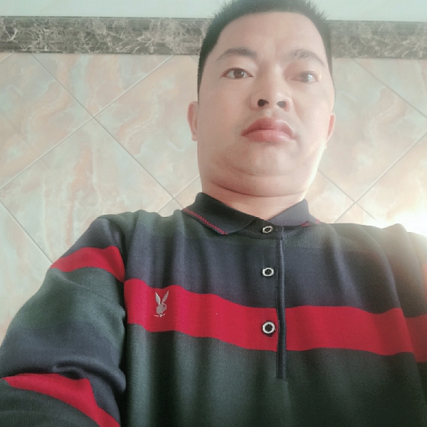 俭朴等待手机的照片