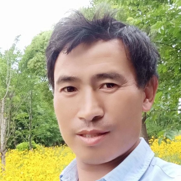 安详挽手小笼包的照片