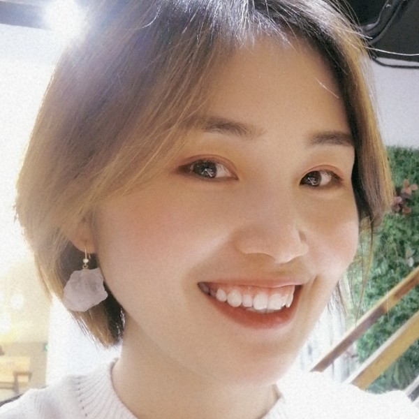 爱笑的短发女孩的照片