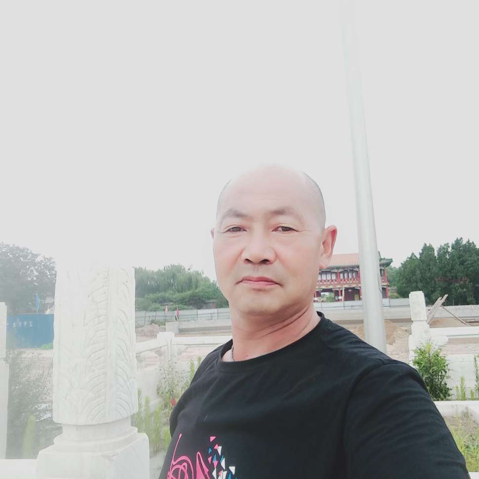 感动回首少女的照片