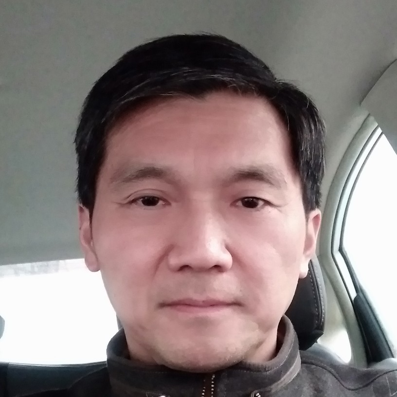 淡定倾心红酒的照片