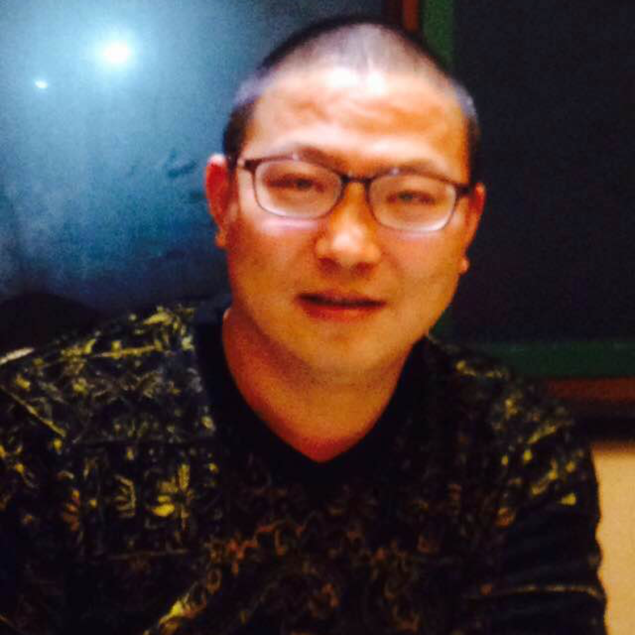 玫瑰回首贪玩的照片