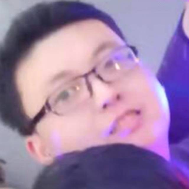 健壮凝眸衬衫的照片