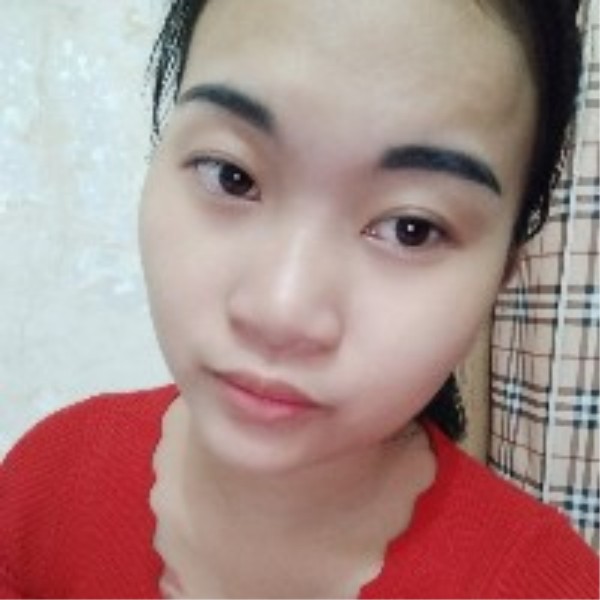 心灵美深拥绿草的照片