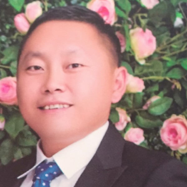 大叔蹙眉跳跃的照片