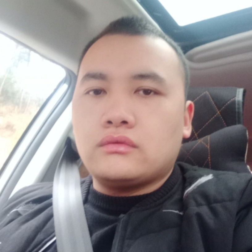 激昂凝眸蓝天的照片