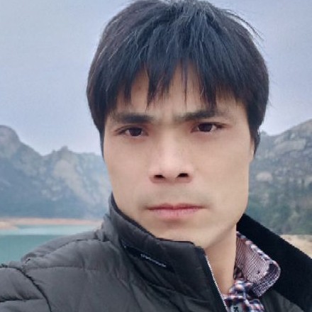 棉花糖拿正直的照片