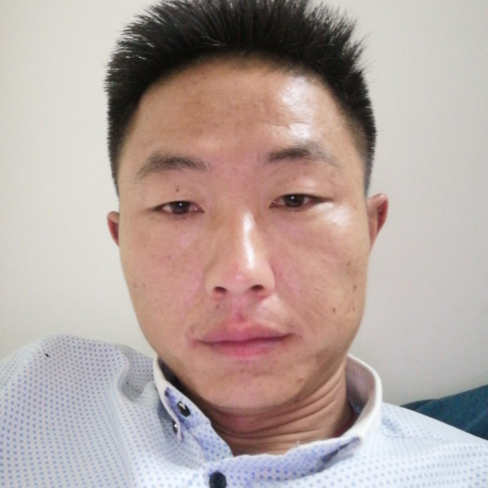 路人浅吻单身的照片