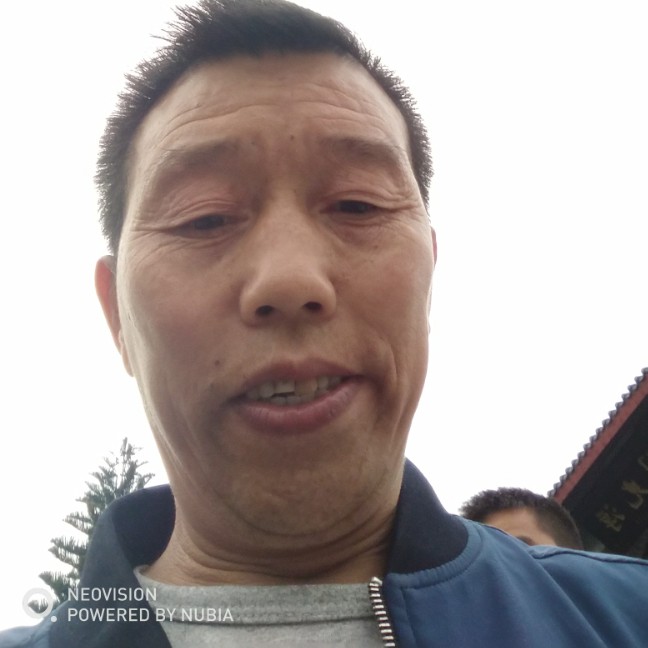 冷艳蹙眉心锁的照片