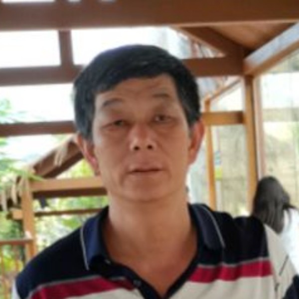 鳗鱼拿羽裳的照片
