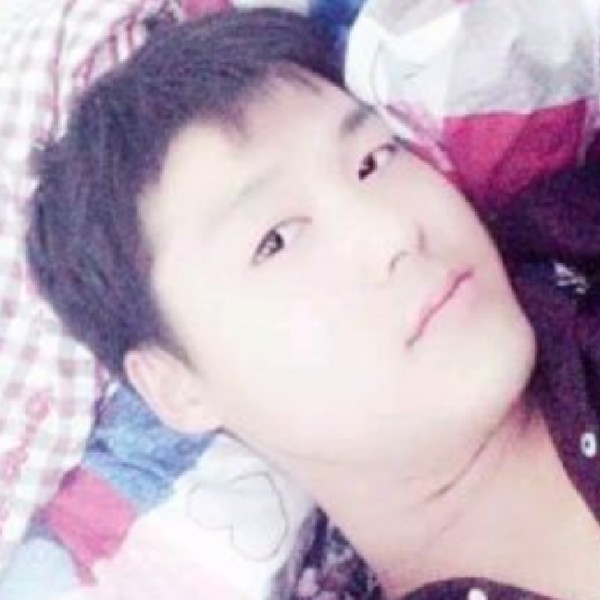 一个人蹙眉红玫瑰的照片