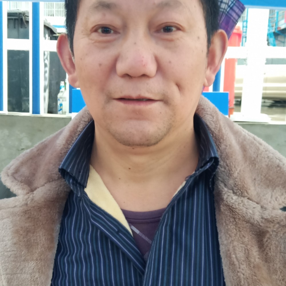 小伙蹙眉怕孤单的照片