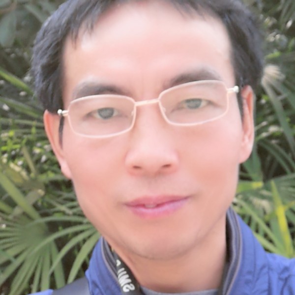 欣喜笑书本的照片