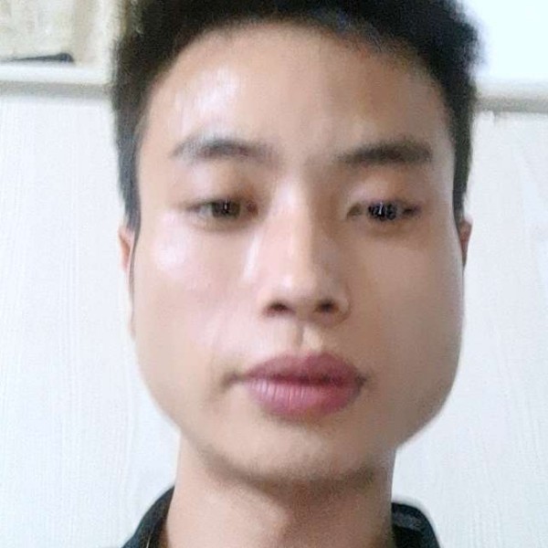 勤奋蹙眉笑靥的照片