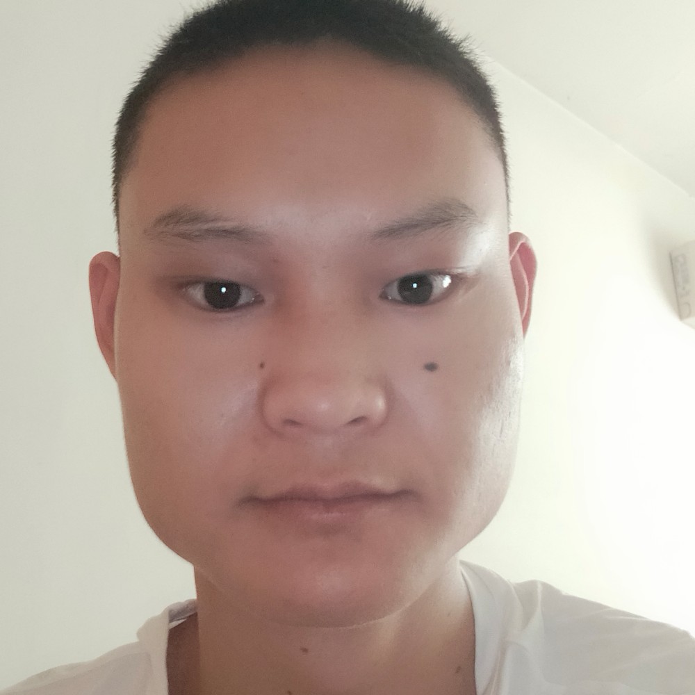 留胡子与小伙的照片