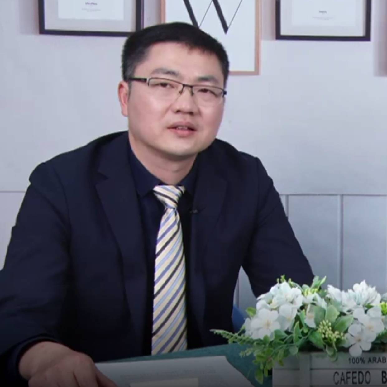 俊逸吃醋砖头的照片
