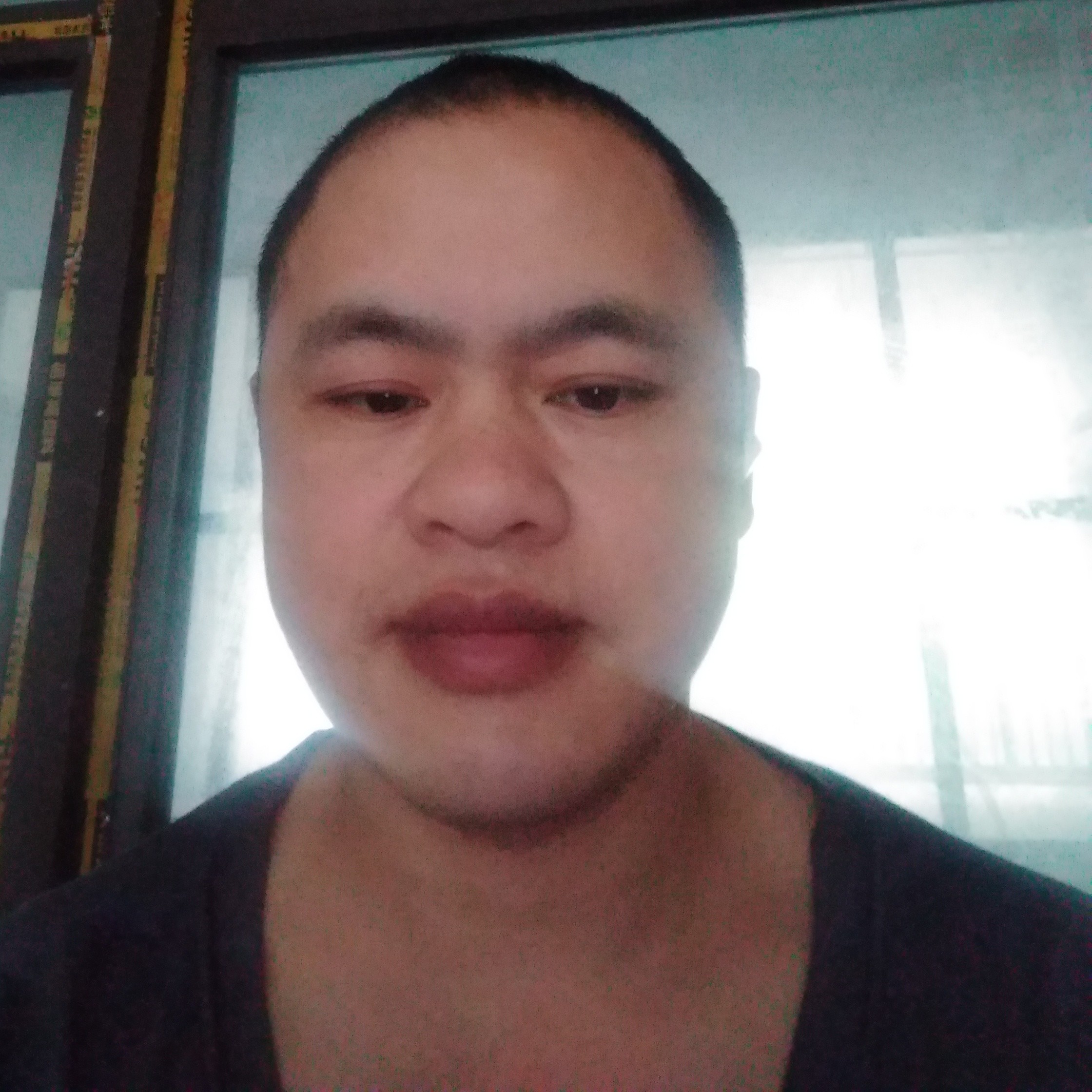 漂亮扯啤酒的照片