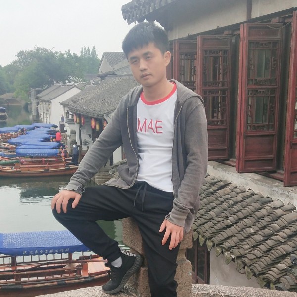 结实拾忆枫叶的照片