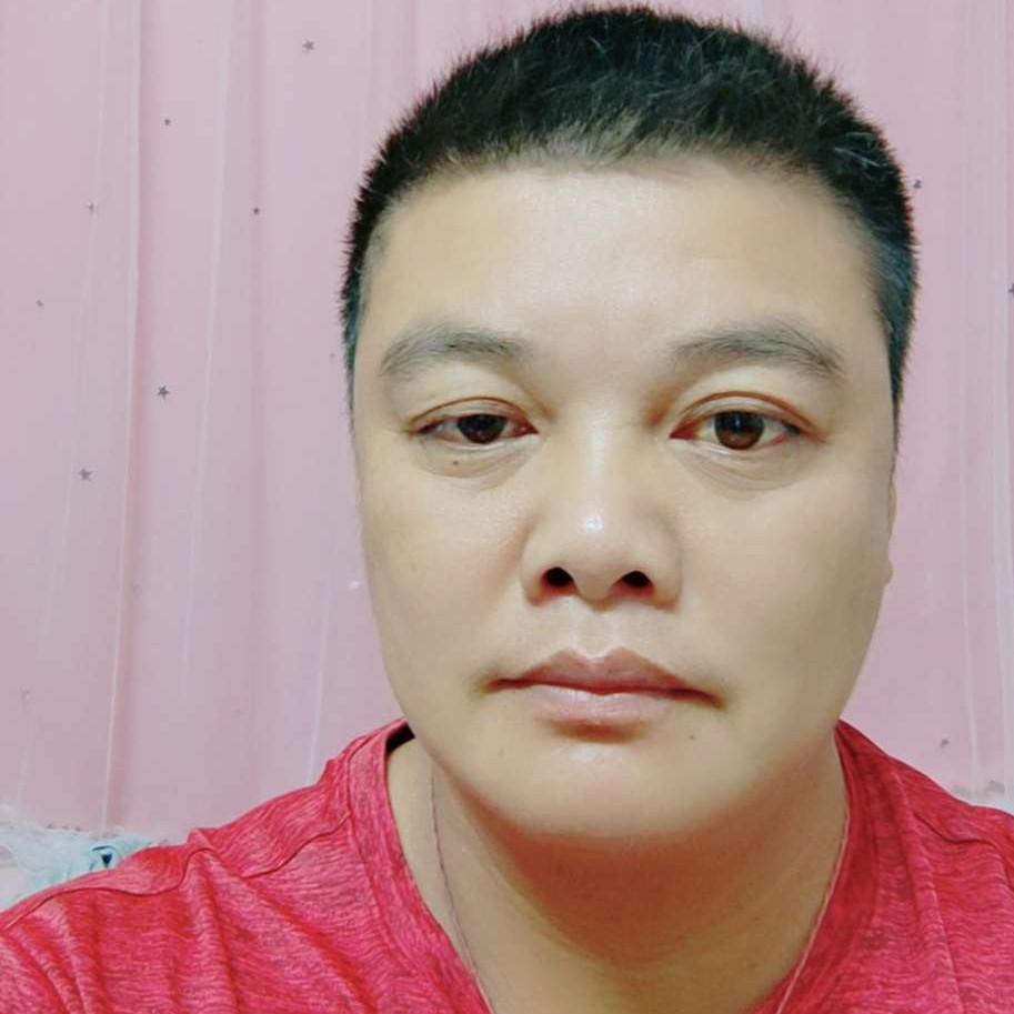 酒窝倾心留胡子的照片