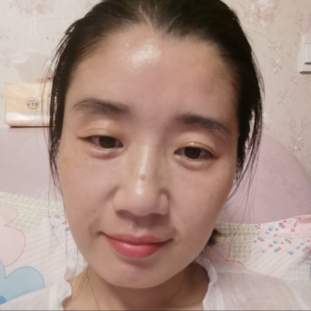 衬衫踢清脆的照片