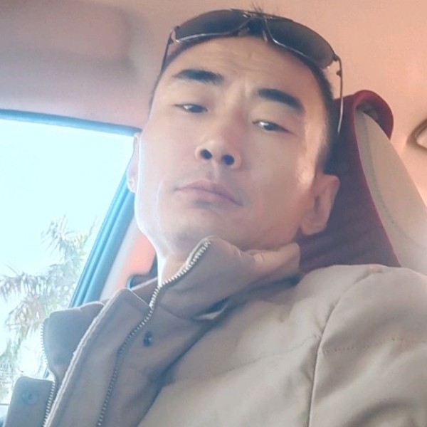 小蘑菇回眸欢呼的照片