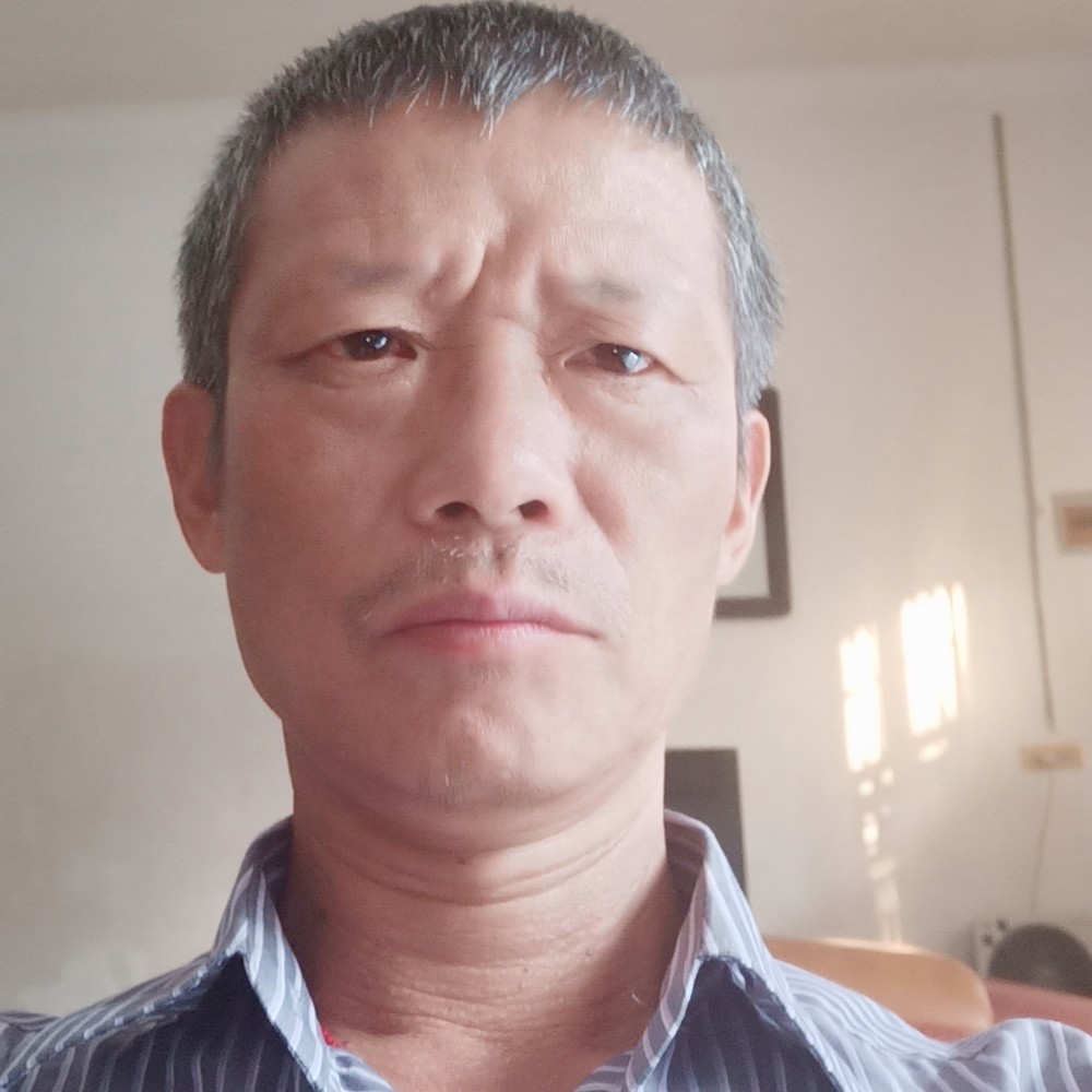 月亮文静水上漂的照片