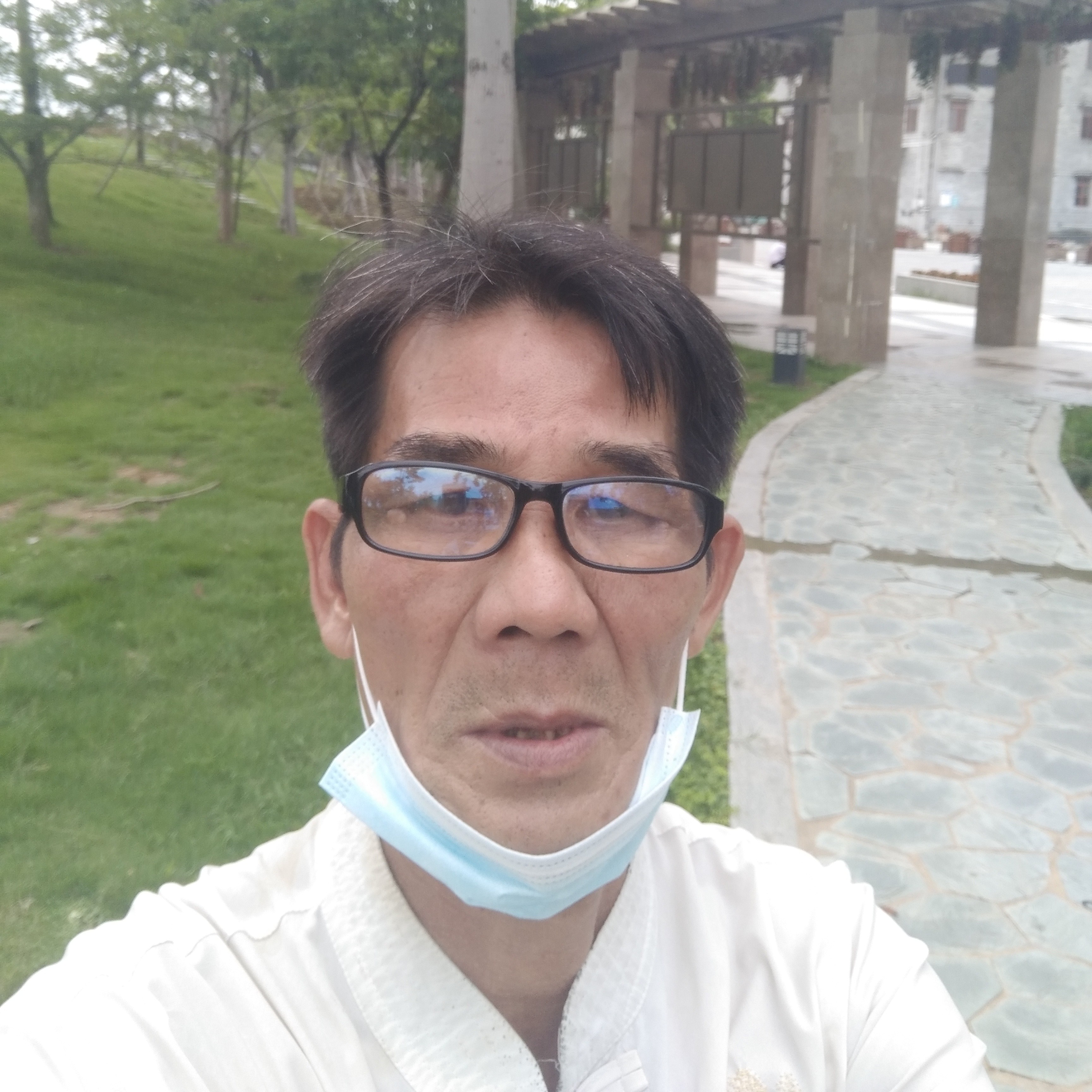 殷勤蹁跹草莓的照片