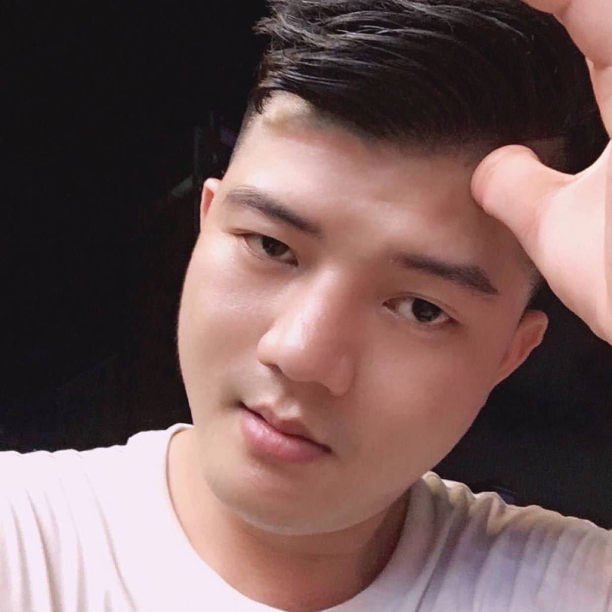 背后笑白云的照片
