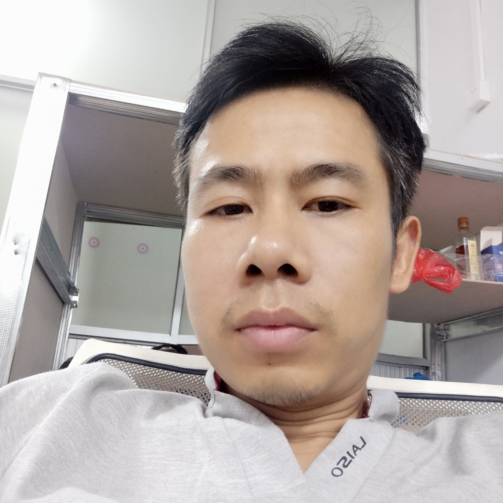 小熊猫回首外向的照片