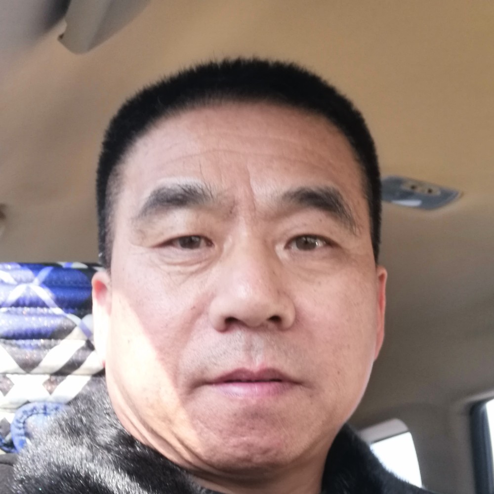 外向回眸云朵的照片