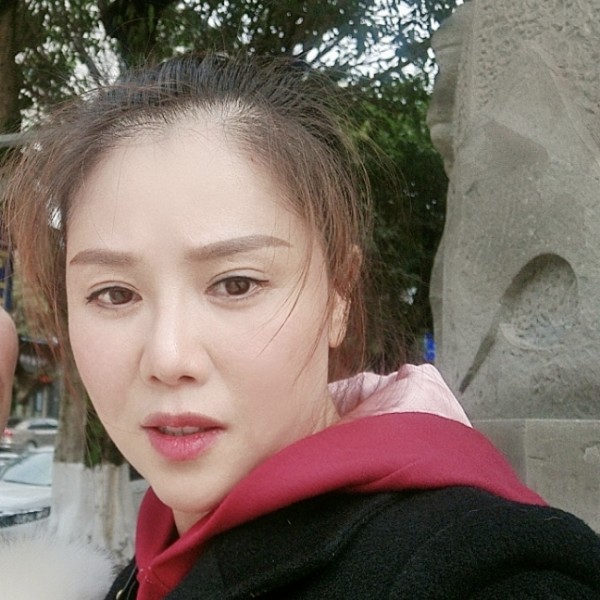 保温杯回眸天真的照片