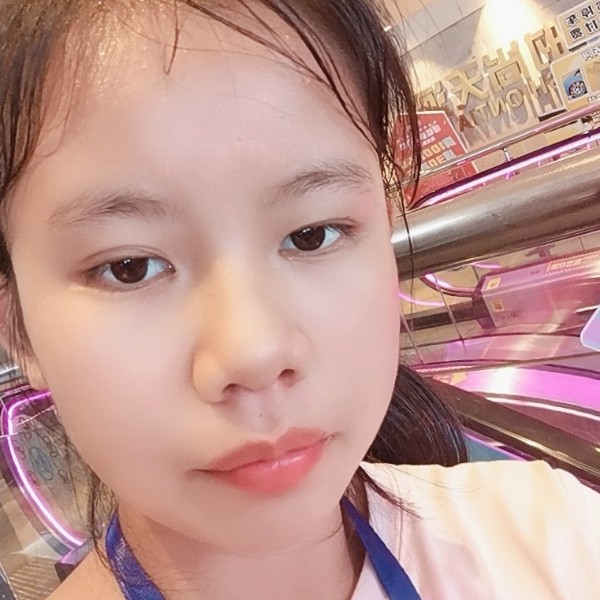 高大倾心云朵的照片