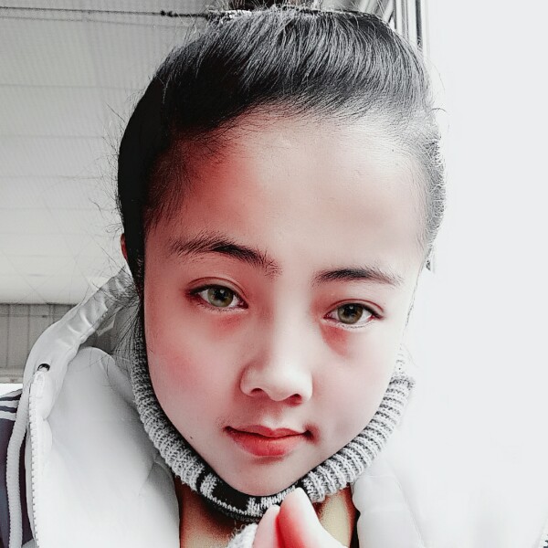 活泼可爱的姑娘的照片