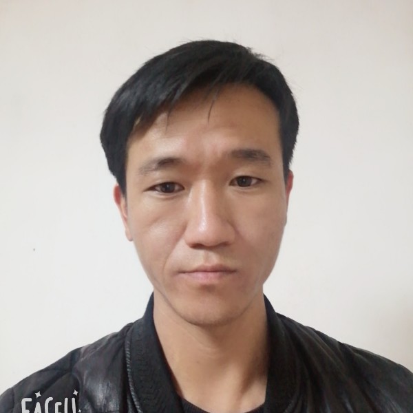 忧郁笑白猫的照片