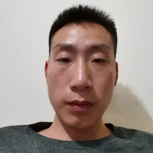 明理浅吻红玫瑰的照片