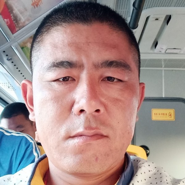 温柔拿高山的照片